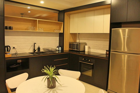 Stylish, Modern, Cute As A Button - Braddon CBD - Newcastle Accommodation 0