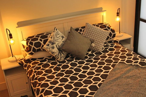 Stylish, Modern, Cute As A Button - Braddon CBD - Newcastle Accommodation 12