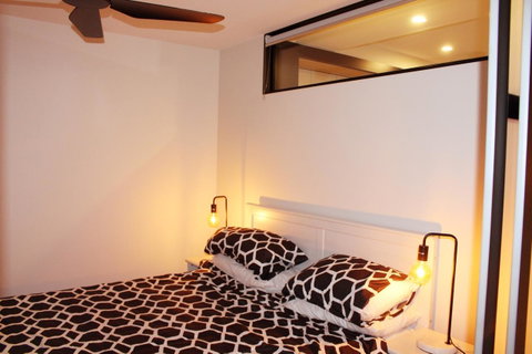 Stylish, Modern, Cute As A Button - Braddon CBD - Newcastle Accommodation 11
