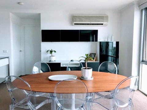 Staying Places - The Avenue - Newcastle Accommodation 0