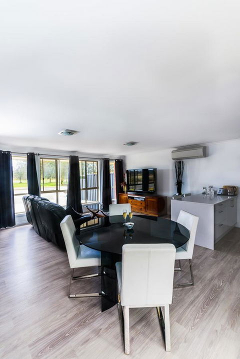 Lure Bed And Breakfast - Newcastle Accommodation 1