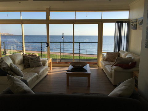 Crystal Blue Apartment - Newcastle Accommodation 6