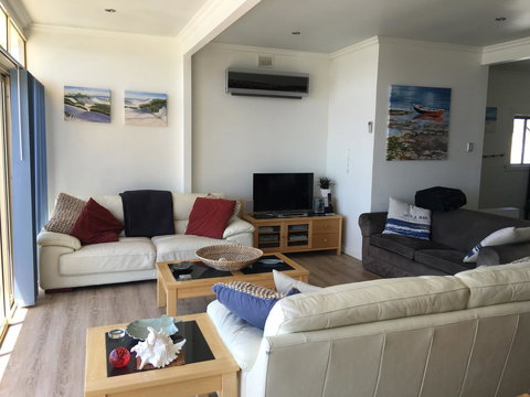 Crystal Blue Apartment - Newcastle Accommodation 3