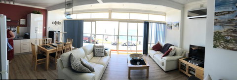 Crystal Blue Apartment - Newcastle Accommodation 32