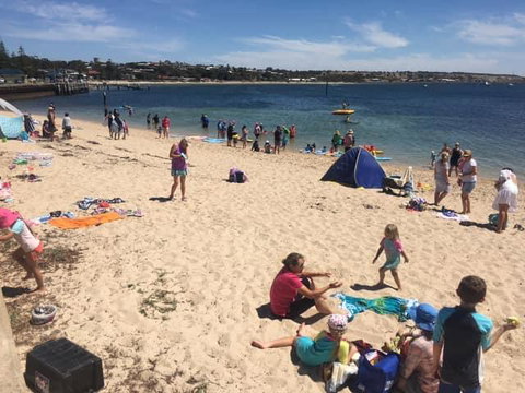 Crystal Blue Apartment - Newcastle Accommodation 14