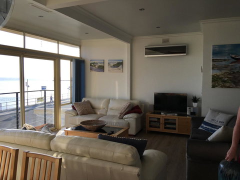 Crystal Blue Apartment - Newcastle Accommodation 35