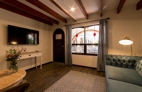 The Manor Basket Range - Newcastle Accommodation 7