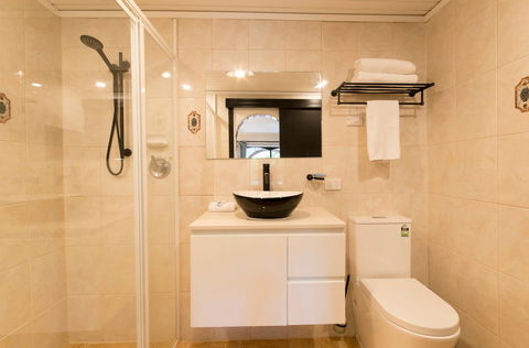 The Manor Basket Range - Newcastle Accommodation 6