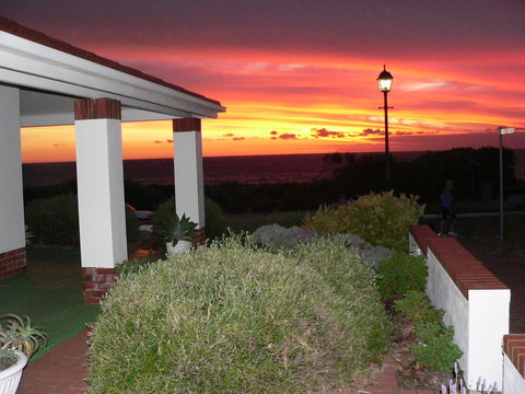 Brighton Beach House - Newcastle Accommodation 2