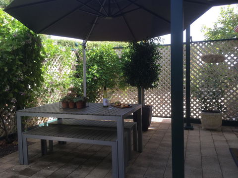 Wine And Roses Bed And Breakfast - New Castle Tourism 3