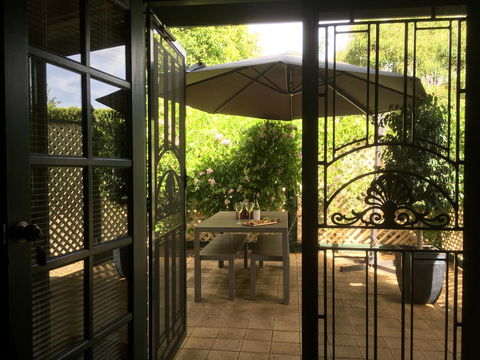 Wine And Roses Bed And Breakfast - New Castle Tourism 4