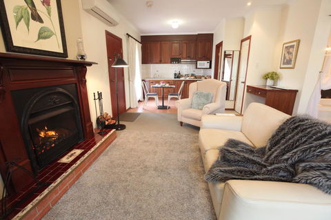 Wine And Roses Bed And Breakfast - New Castle Tourism 16