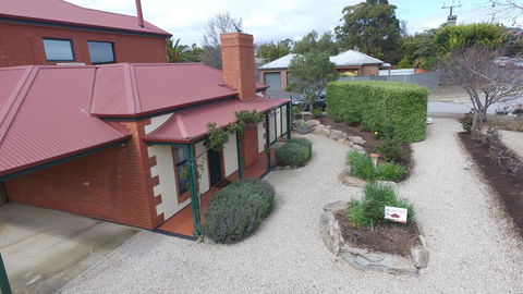 Wine And Roses Bed And Breakfast - New Castle Tourism 13