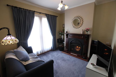 Wine And Roses Bed And Breakfast - New Castle Tourism 21