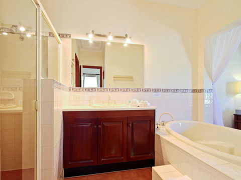 Wine And Roses Bed And Breakfast - New Castle Tourism 18