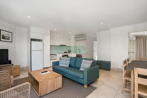 Bayview Beachfront Apartments, In Town Right On The Beach - New Castle Tourism 41