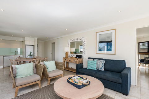 Bayview Beachfront Apartments, In Town Right On The Beach - New Castle Tourism 32