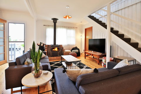 Hudson Bay @ Basin View-Pet Friendly-15 Mins To Hyams Beach - Newcastle Accommodation 0