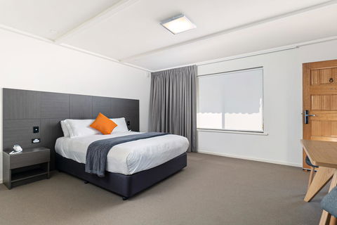 Mick O\'Sheas - Newcastle Accommodation 4