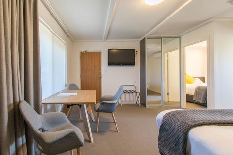Mick O\'Sheas - Newcastle Accommodation 5