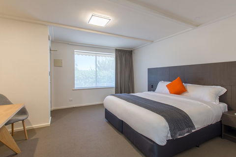 Mick O\'Sheas - Newcastle Accommodation 9