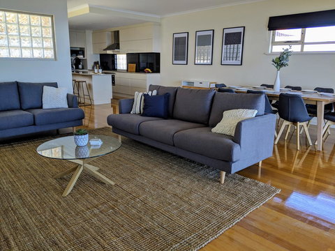 Ochre Point Beach House On Moana Seafront - Newcastle Accommodation 1