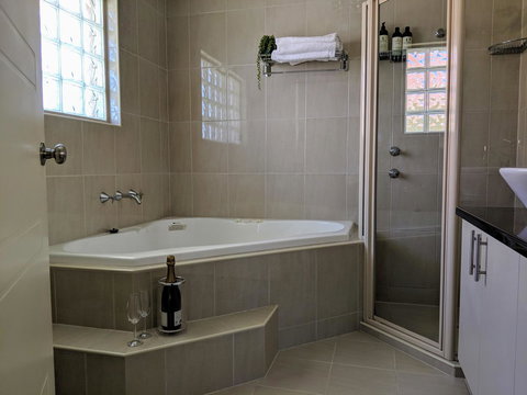 Ochre Point Beach House On Moana Seafront - Newcastle Accommodation 9