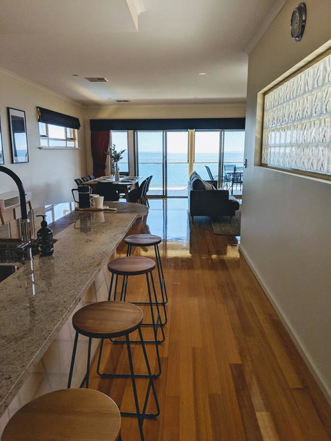 Ochre Point Beach House On Moana Seafront - Newcastle Accommodation 4