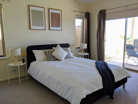 Ochre Point Beach House On Moana Seafront - Newcastle Accommodation 11