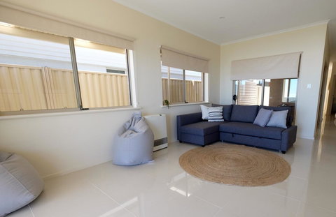 Ochre Point Beach House On Moana Seafront - Newcastle Accommodation 15