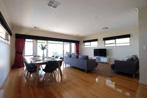 Ochre Point Beach House On Moana Seafront - Newcastle Accommodation 5