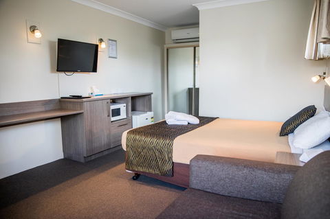 Lilac City Motor Inn & Steakhouse - New Castle Tourism 9