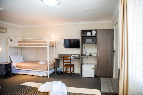 Lilac City Motor Inn & Steakhouse - New Castle Tourism 3