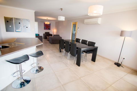 Waterfront On Jefferson, At Wellington Marina, SA - Newcastle Accommodation 4