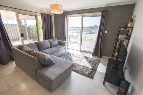 Waterfront On Jefferson, At Wellington Marina, SA - Newcastle Accommodation 6