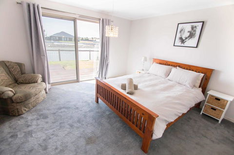 Waterfront On Jefferson, At Wellington Marina, SA - Newcastle Accommodation 9