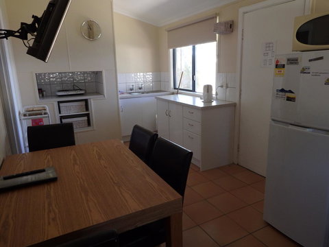 Lazy Lobster Holiday Units & Chalets - Newcastle Accommodation 6