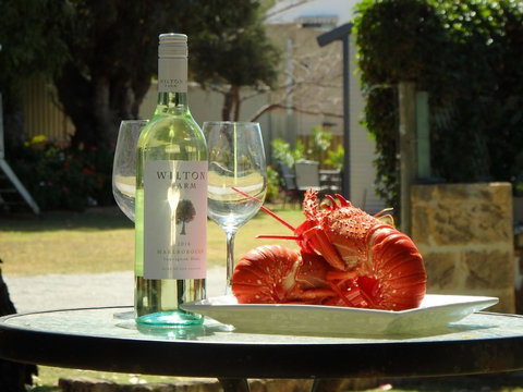 Lazy Lobster Holiday Units & Chalets - Newcastle Accommodation 0