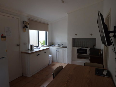 Lazy Lobster Holiday Units & Chalets - Newcastle Accommodation 16