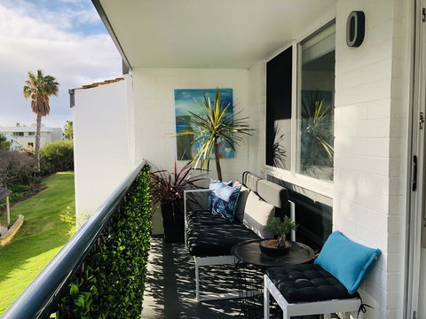 West Beach Lagoon 220 Stylish And Cozy - Newcastle Accommodation 7