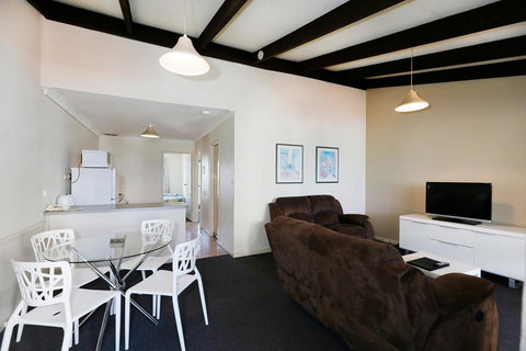 West Beach Lagoon 123 - Location & Views!!! - Newcastle Accommodation 8