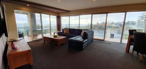Ocean View-breath Taking Views, Amazing Facilities - Newcastle Accommodation 11