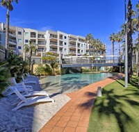 Ocean View Great FacilitiesViews - Newcastle Accommodation