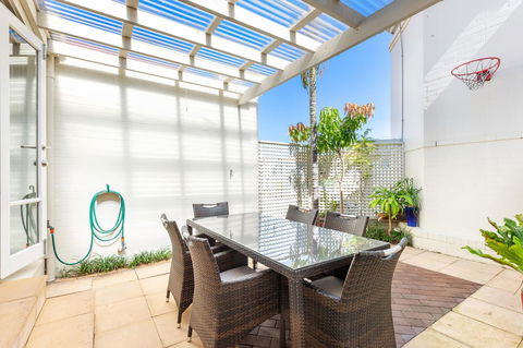 Kensington Self-Contained Modern House (89BROM) - Newcastle Accommodation 9