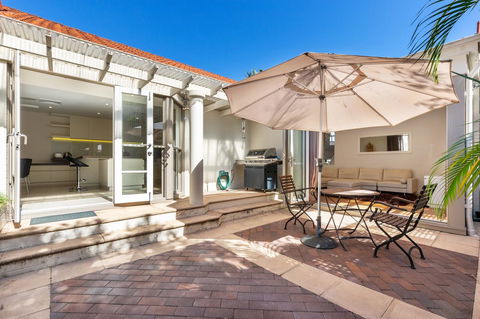 Kensington Self-Contained Modern House (89BROM) - Newcastle Accommodation 2