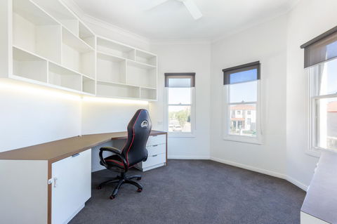 Kensington Self-Contained Modern House (89BROM) - Newcastle Accommodation 11