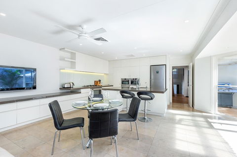 Kensington Self-Contained Modern House (89BROM) - Newcastle Accommodation 5