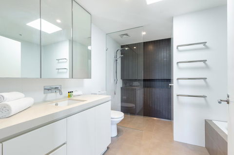 Kensington Self-Contained Modern House (89BROM) - Newcastle Accommodation 10