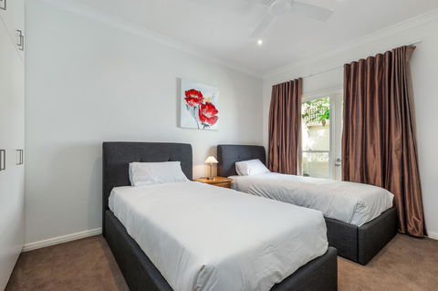 Kensington Self-Contained Modern House (89BROM) - Newcastle Accommodation 12