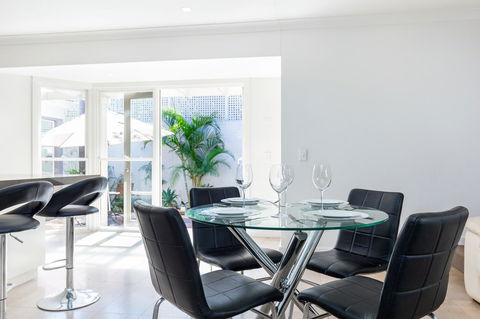 Kensington Self-Contained Modern House (89BROM) - Newcastle Accommodation 8